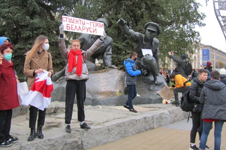 Минск понедельник. Белорусский народ во дворе.