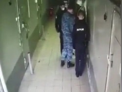 В Ростовской области мужчина избил трёх полицейских прямо в изоляторе