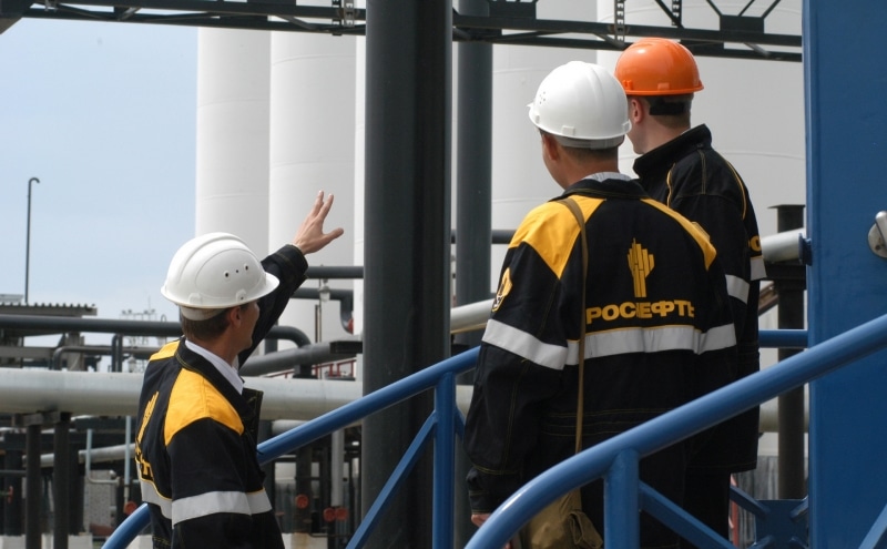 Владельцы заправок в Приморье пожаловались в ФАС на завод «Роснефти»